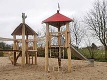 Spielplatz in Ahrenshoop Ortsmitte - Parkourstrecke - Spielturm