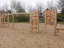 Spielplatz in Ahrenshoop Ortsmitte - Parkourstrecke - Kletterwand