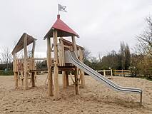 Spielplatz in Ahrenshoop Ortsmitte - Parkourstrecke - Spielturm mit Rutsche