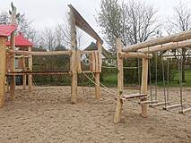 Spielplatz in Ahrenshoop Ortsmitte - Parkourstrecke - Seilbrücke, Wackelbrücke