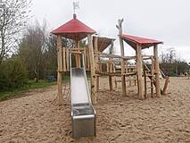 Spielplatz in Ahrenshoop Ortsmitte - Rutsche