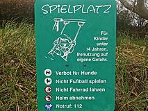 Spielplatz in Ahrenshoop Ortsmitte - Spielplatzschild
