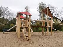 Spielplatz in Ahrenshoop Ortsmitte - Parkourstrecke - Spielturm