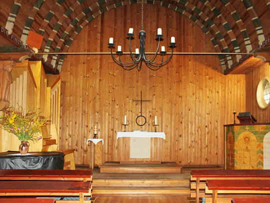Fischerkirche Born Sitzreihen, Altar
