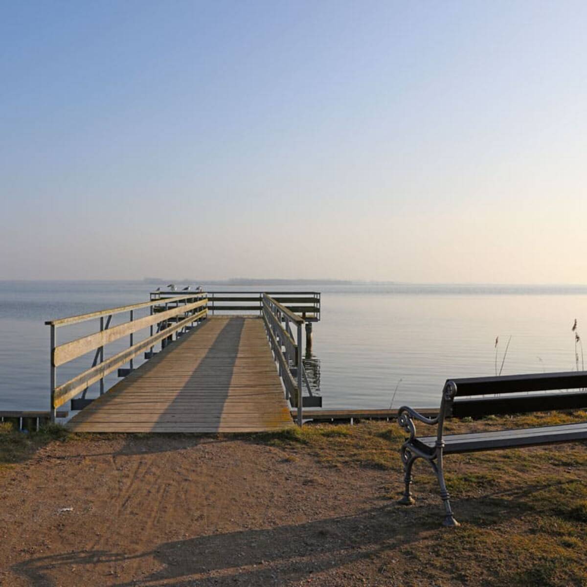 Bodden - kleiner Hafen mit Seebrücke / Born a. Darß