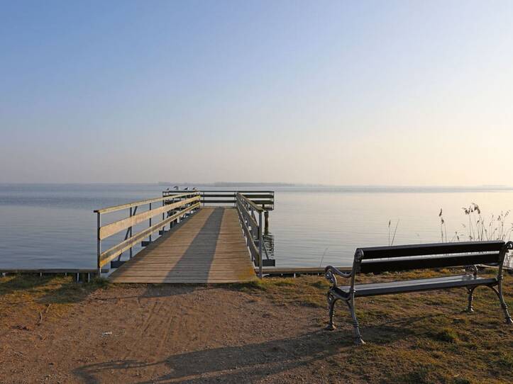 Bodden - kleiner Hafen mit Seebrücke / Born a. Darß