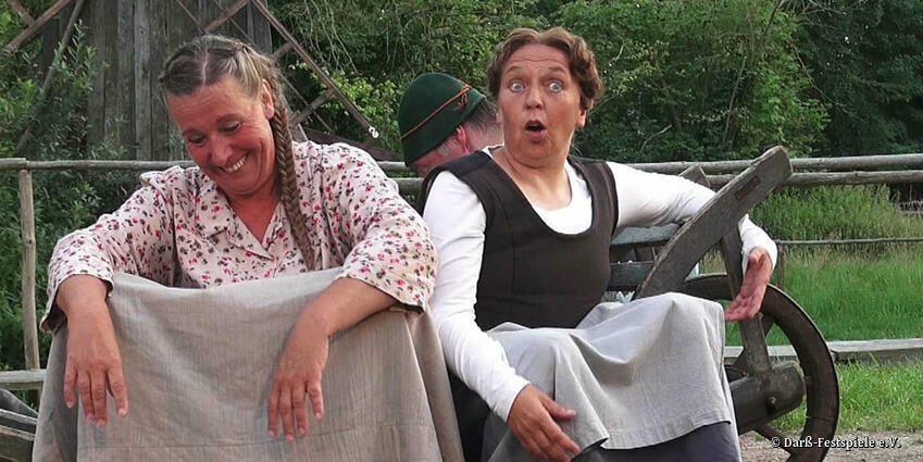 Darß-Festspiele Born a. Darß - Adele Kienbaum (Sonja Hahm - links), Auguste Grambauer (Petra Schwaan-Nandke rechts)