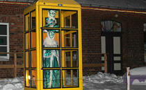 Telefonzelle vor dem Maskenhaus