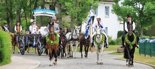 Historischer Festumzug durch das Dorf