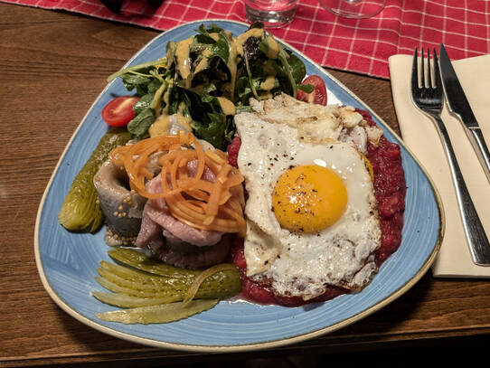 Mühle Born: Hauptgericht · Labskaus mit Fischfilet (Pfefferlappen, Matjeshering, Bismarkhering)