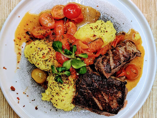 Mühle Born: Hauptgericht · Wildrücken mit Kartoffelstampf und Kirschtomaten