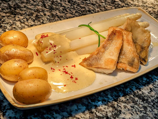 Mühle Born: Hauptgericht in der Spargelzeit · Zanderfilet mit Drillingen und hausgemachter Sauce Hollandaise