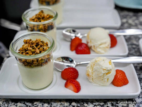 Mühle Born: Nachspeise · Pannacotta mit Hafercrunch und Buttermilch-Holundereis