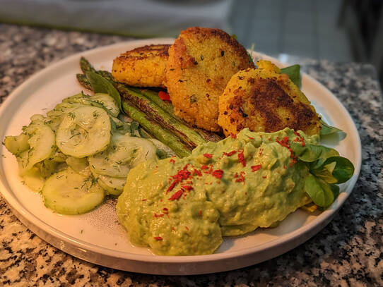 Mühle Born: Veganes Hauptgericht · Couscoustaler mit Avocadomus, grünem Spargel und Gurkensalat
