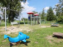 eingezäunter Spielplatz am Hafen in Dändorf