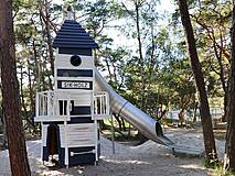 Spielplatz im Küstenwald Dierhagen - Leuchtturm mit Tunnelrutsche