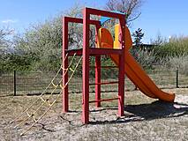 Spielplatz Dierhagen Ost - Rutsche mit Kletternetz