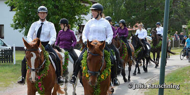 Umzug 1. Darßer Damen-Tonnenfest in Born a. Darß