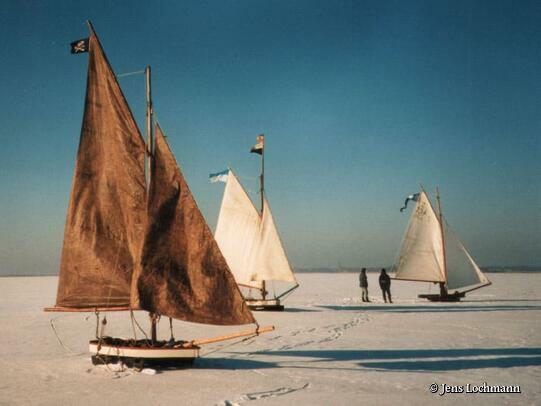 Segelschlitten auf dem zugefrorenem Bodden