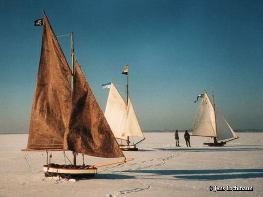 Segelschlitten auf dem zugefrorenem Bodden