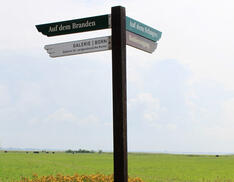 Wegweiser nach links abbiegen