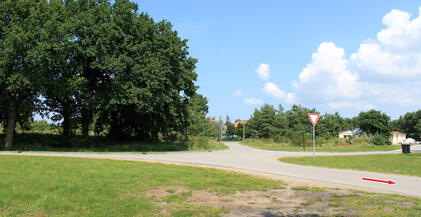 Ortsrand Born rechts Richtung Bodden fahren