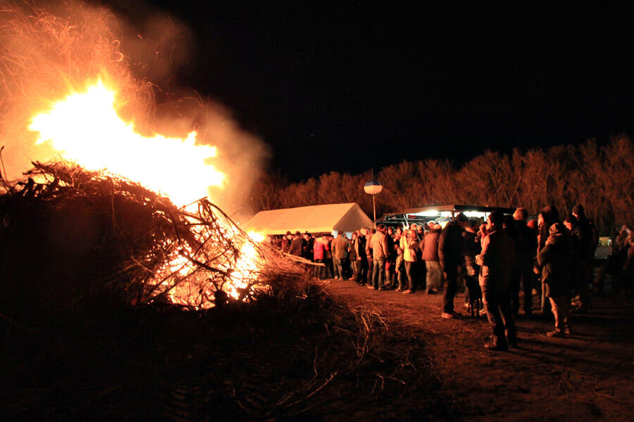 Knistern am Meer: Das große Osterfeuer-Spektakel auf dem Darß.