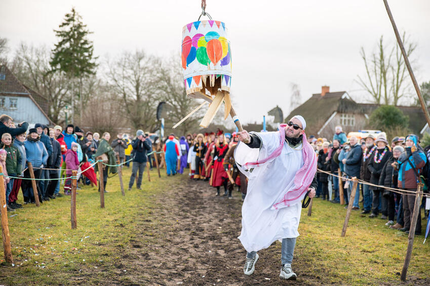 Fastnachtstonnenabschlagen zu Fuß in Born a. Darß
