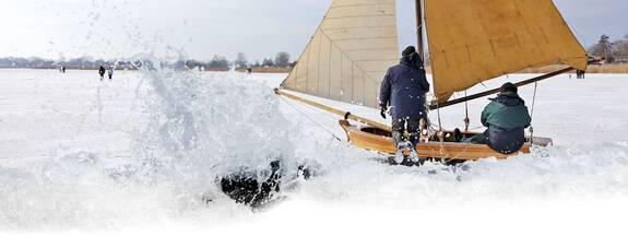 Eissegler mit Segelschlitten auf zugefrorenem Bodden