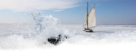 Eissegeln auf dem zugefrorenen Bodden
