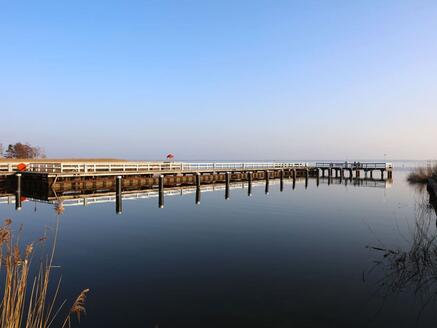 Bootssteg in der kalten Jahreszeit - Hafen Wieck a. Darß
