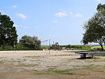 Spielplatz am Hafen / Badestelle in Wieck a. Darß - Volleyballnetz, Tischtennisplatte