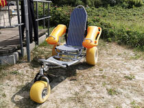 Ostseebad Wustrow am DLRG-Turm - behindertengerechtes Strandmobil zum Baden in der Otssee