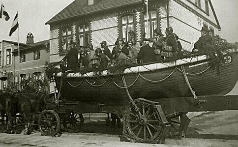 Ruder-Rettungsboot mit aufgesessener Mannschaft, hier 1930. Foto: Archiv Weihmann