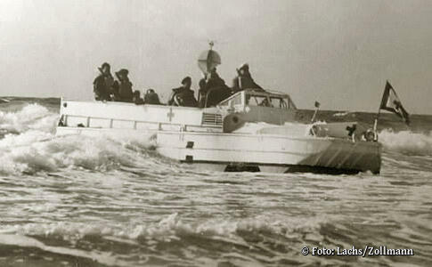 Schwimmwagen in der Brandung