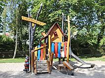 Piratenspielplatz im Ostseebad Wustrow - kleines Piratenhaus mit Rutsche