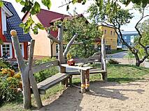 Spielplatz im Stil der Raupe Nimmersatt im Ostseebad Wustrow - Bänke