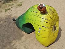 Krabbelelement Spielplatz im Stil der Raupe Nimmersatt im Ostseebad Wustrow