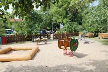 Spielplatz im Stil der Raupe Nimmersatt