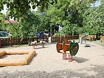 Spielplatz im Stil der Raupe Nimmersatt im Ostseebad Wustrow