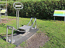 Fitness- und Spielplatz im Martha-Mühler-Grählert-Park Zingst - Hüftschwung
