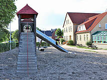 Spielplatz am Kindergarten Zingst - Kletterburg mit Tunnelrutsche