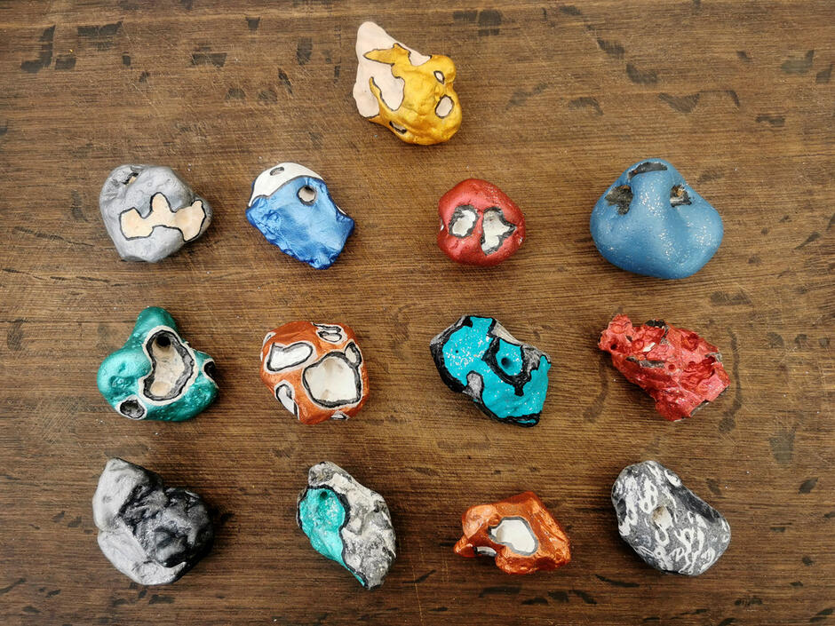 Kleiner Findling mit »Durchblick«